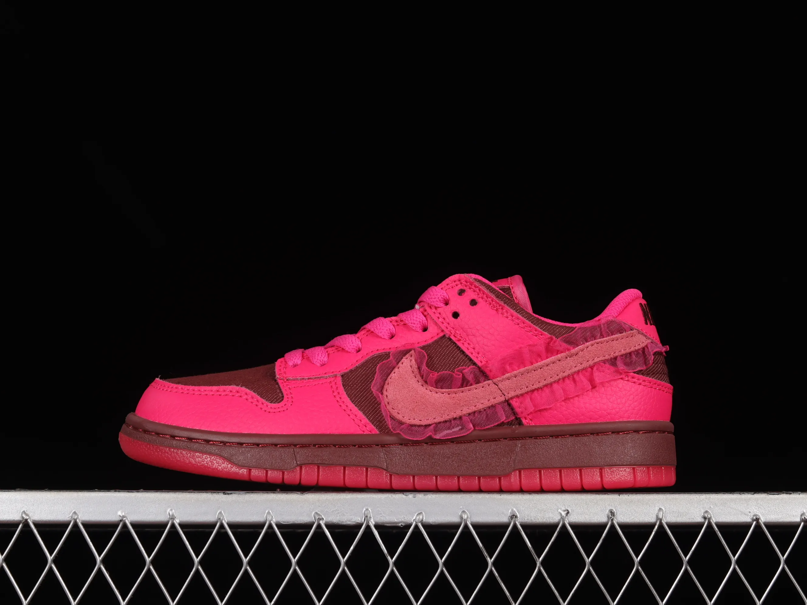 All Categories Nk SB Dunk Series Nk SB Dunk Low Low-top Sneakers Nk Dunk Low Valentine's Day Lace Valentine's Day Rose Pink SB Low-top Sports and Leisure Sneakers DQ9324-600